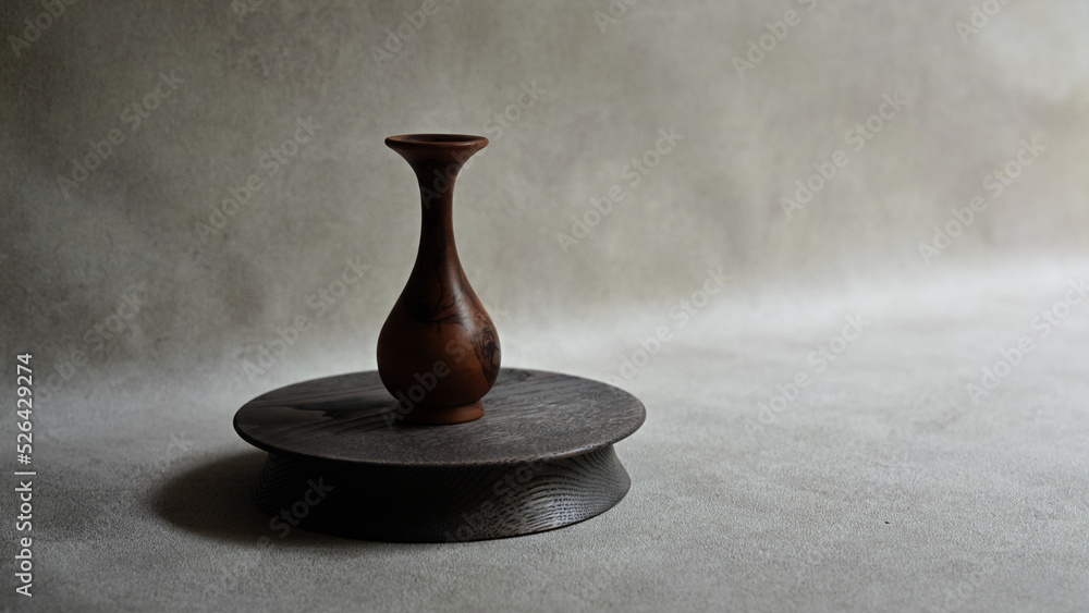 古い木製花瓶と黒い木製花台　インテリア