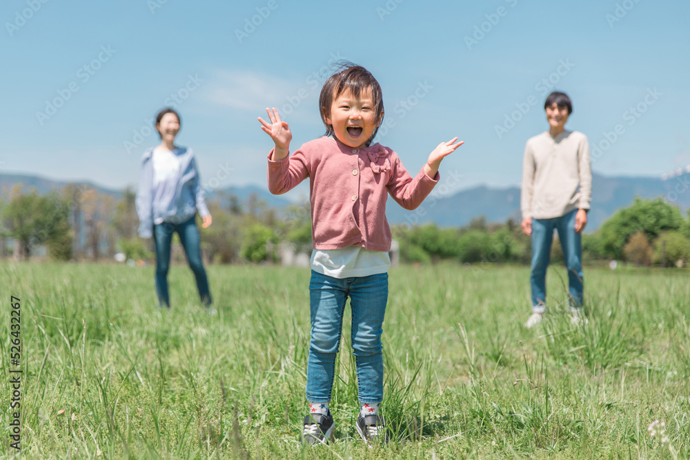 草原で遊ぶ日本人親子・家族
