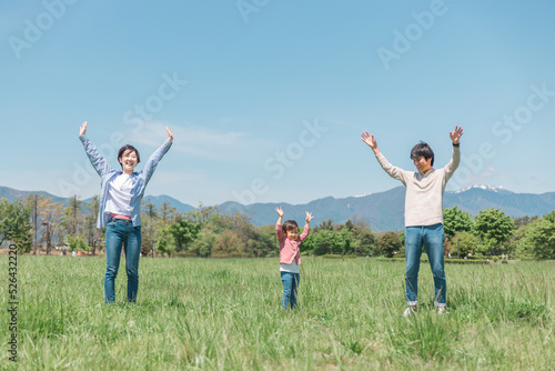 草原で遊ぶ日本人親子・家族 