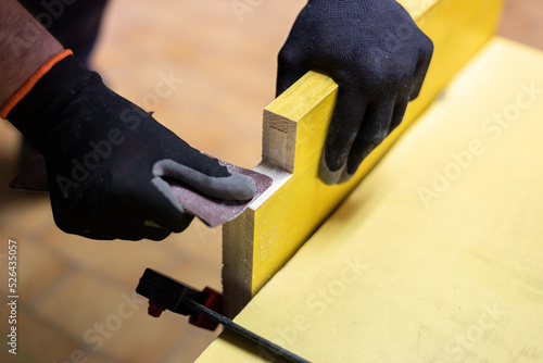 mano con carta abrasiva per limatura