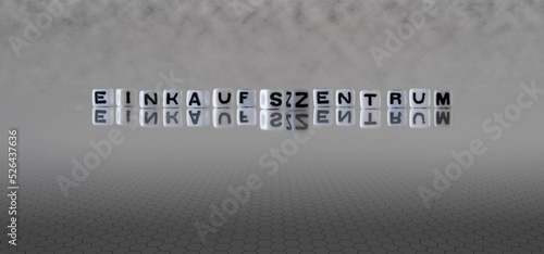 einkaufszentrum Wort oder Konzept dargestellt durch schwarze und weiße Buchstabenwürfel auf einem grauen Horizonthintergrund