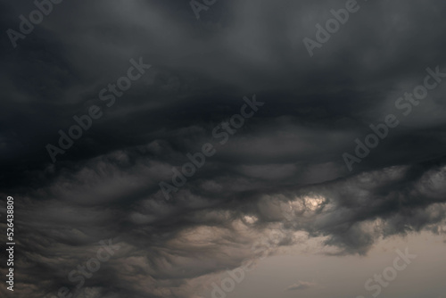 Czarne, ciężkie, pofałdowane burzowe chmury. Budzą one grozę zapowiadając nadejście gwałtownych opadów i wiatru stanowiącego zagrożenie dla życia.