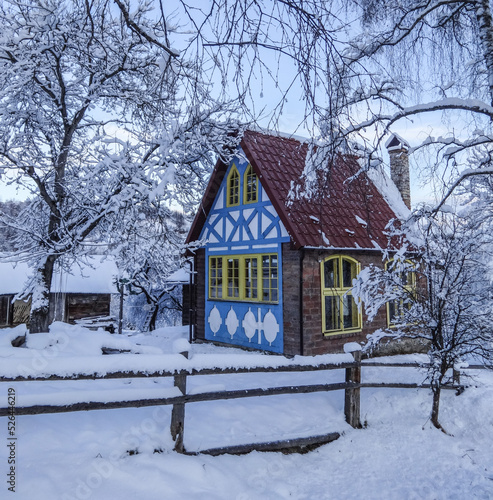 old house in the snow © Nazarii