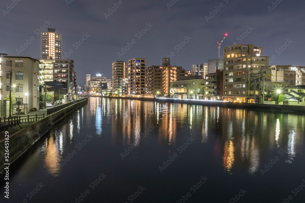 都市の川の夜景