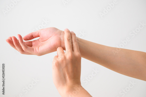 Foto hand to take a pulse