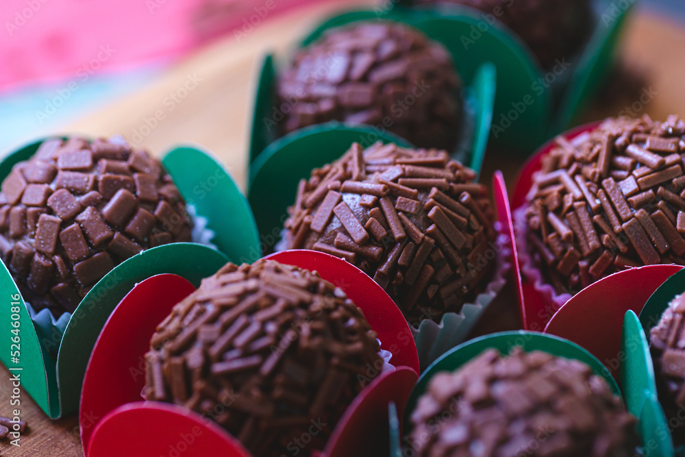 Brigadeiro gourmet. Brigadeiros sobre uma t\u00e1bua de madeira. Doce ...