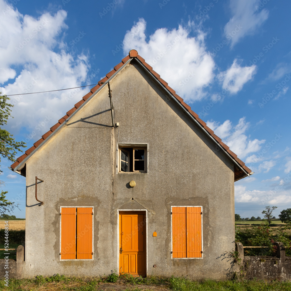 écluse et maison d'éclusier le long du canal du Centre vers Saint-Julien-sur-Dheune en bourgogne