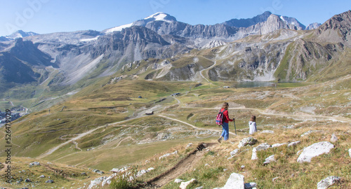randonnée dans le massif de la Vanoise sur les hauteurs de Tignes dans les Alpes en Savoie en été