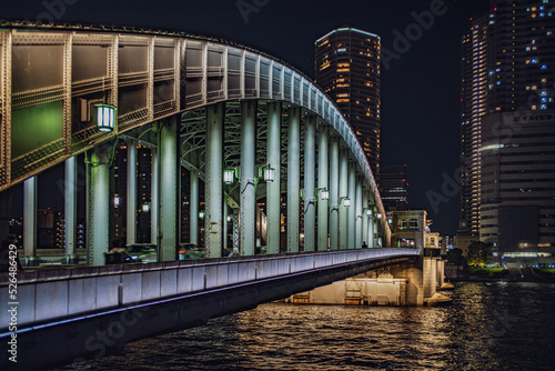 ライトアップされた勝鬨橋の夜景