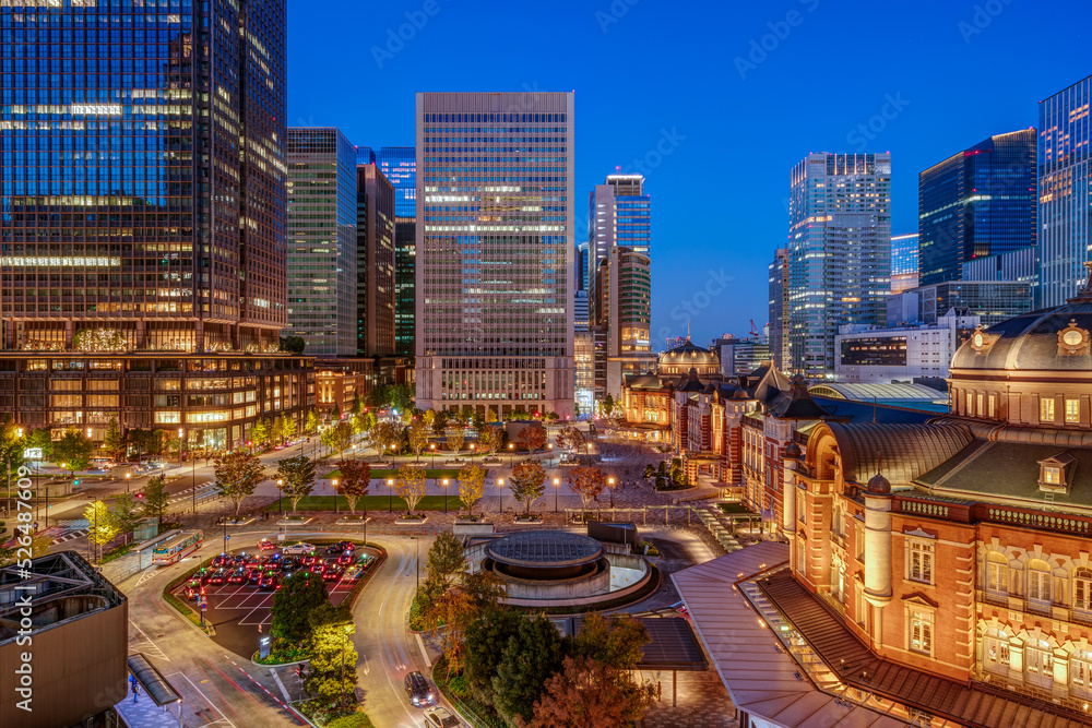 Fototapeta premium Tokyo station and business buildings at Magic Hour.