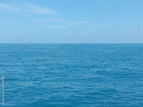 Waves in the clear sea to the horizon