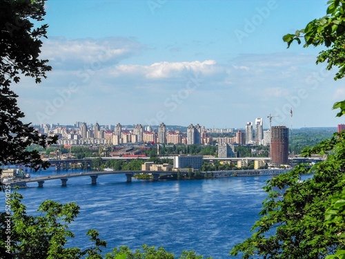 Fotografia View of the Dnieper River from the observation deck in the City of Kyiv, Ukraine