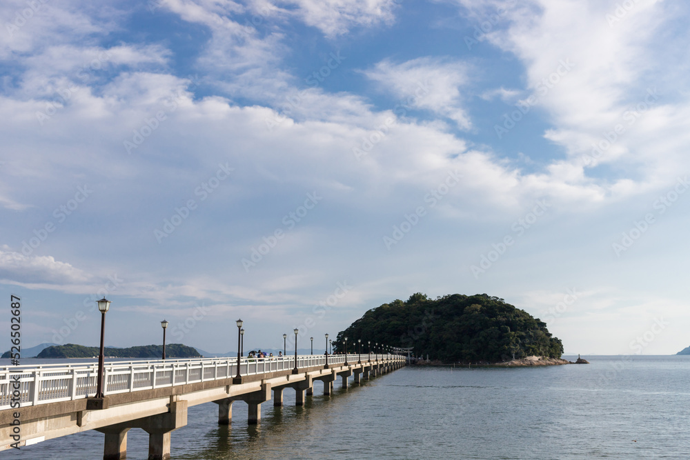 夏の蒲郡の観光地竹島の風景