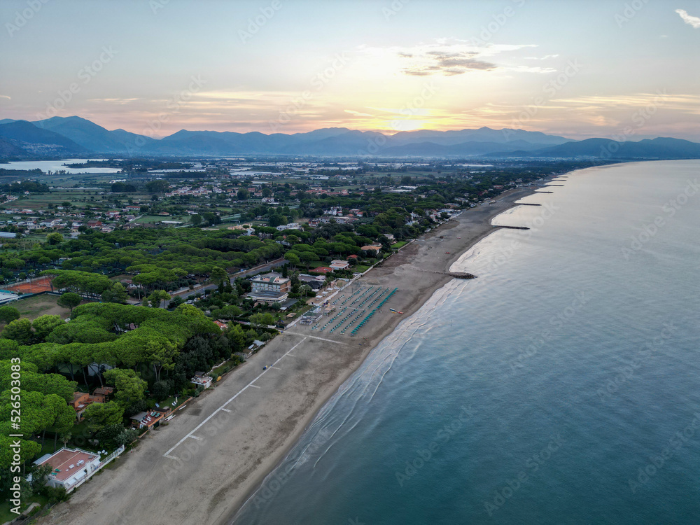 La scogliera a forma di squalo ripresa dal drone La scogliera a forma di squalo ripresa dal drone