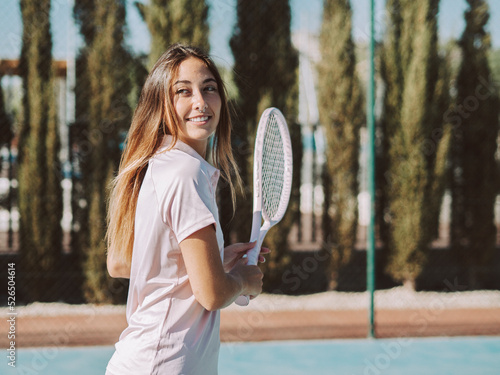 Mujer joven jugando al tenis © David Martínez
