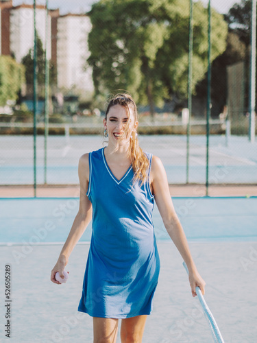 Mujer joven y guapa jugando al tenis en una pista de tenis exterior al aire libre © David Martínez