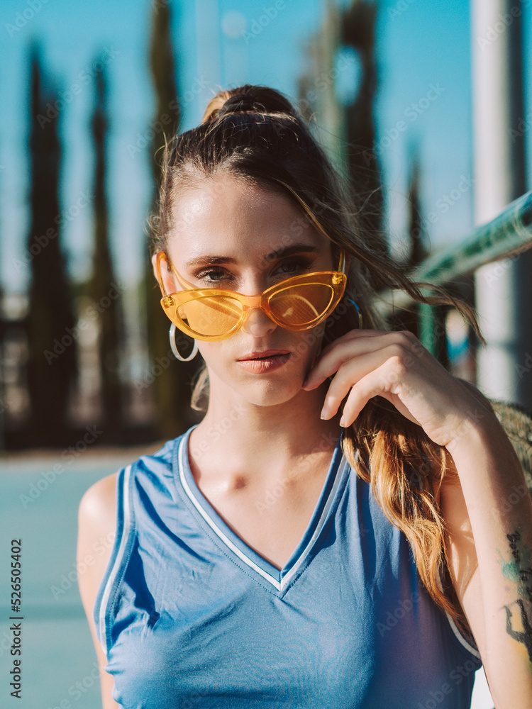 Mujer joven vistiendo gafas de sol en verano Mujer joven vistiendo gafas de sol en verano