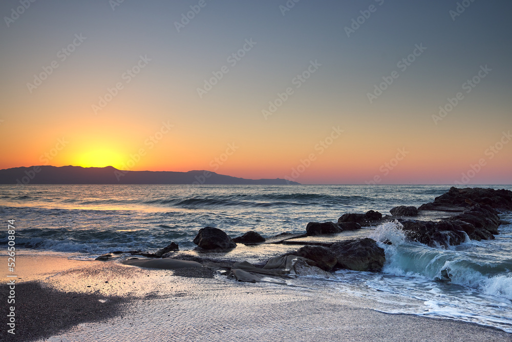 Obraz premium Beautiful sea and waves crashing against a jetty