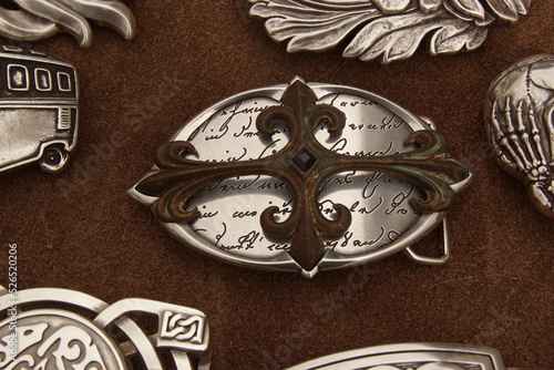 antike Brosche mit Ornament und Schrift