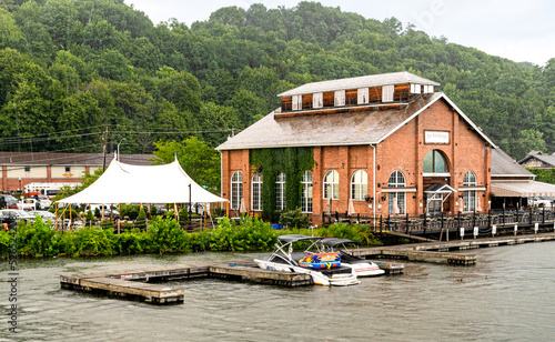 Obraz na płótnie Kingston, NY – USA – Aug 2, 2022 Horizontal view of the popular Ole Savannah Southern Table and Bar on Rondout Landing, overlooking the Rondout Creek in the historic Rondout district of Kingston NY. w salonie