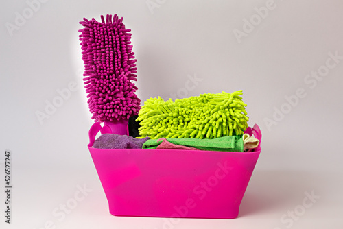 Caja rosa con bayetas de colores.