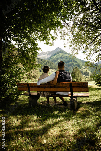 Heiraten, Bank, Hochzeit, Brautstrauss, Alpen, Berge, Tracht, Hochzeitsfotograf