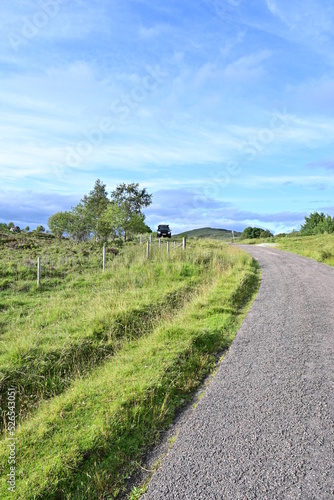 schwarzer Gel  ndewagen mit Dachzelt parkt neben der Stra  e Old Military Road als Single-Track-Road bei Fort William  Highlands  Schottland