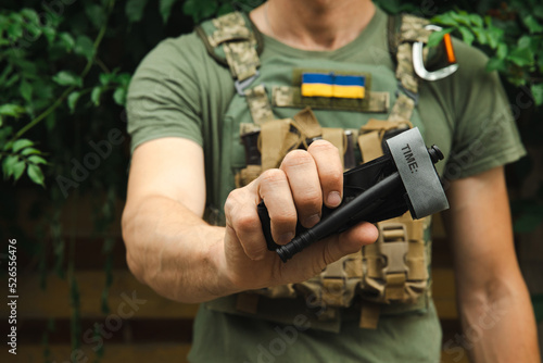 Foto A military man holds a medical tourniquet in his hands to stop blood in first aid and prevent bleeding