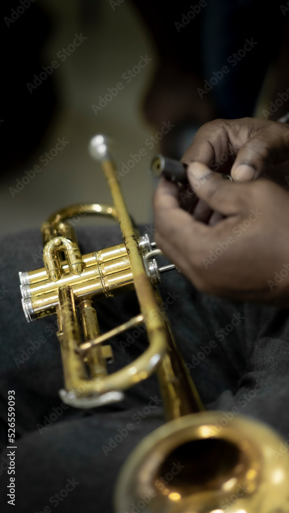 Obraz premium trompeta arreglando