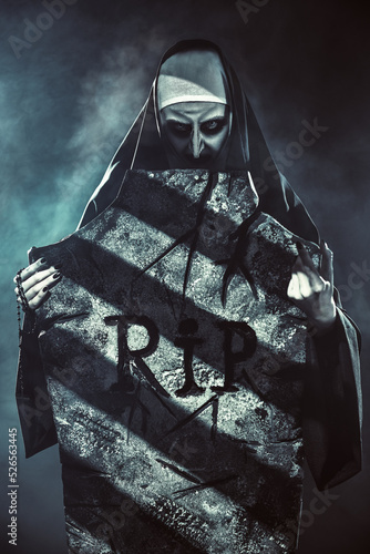 Cuadro en lienzo evil nun with a tombstone
