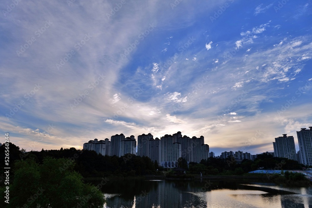 Naklejka premium 석양, 도시, 스카이 라인, sky, 건물, 구름, 도시 풍경, 나이트, 일출, 도심, 건축, 저녁, 실루엣, h2o, 태양, 오늘밤, 경치, 건물, 도시, 마천루, 구름, 새벽, 경관, 새로운, 타워