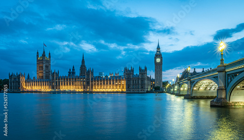 Westminsterpalast und Westminster Bridge in London zur Blauen Stunde