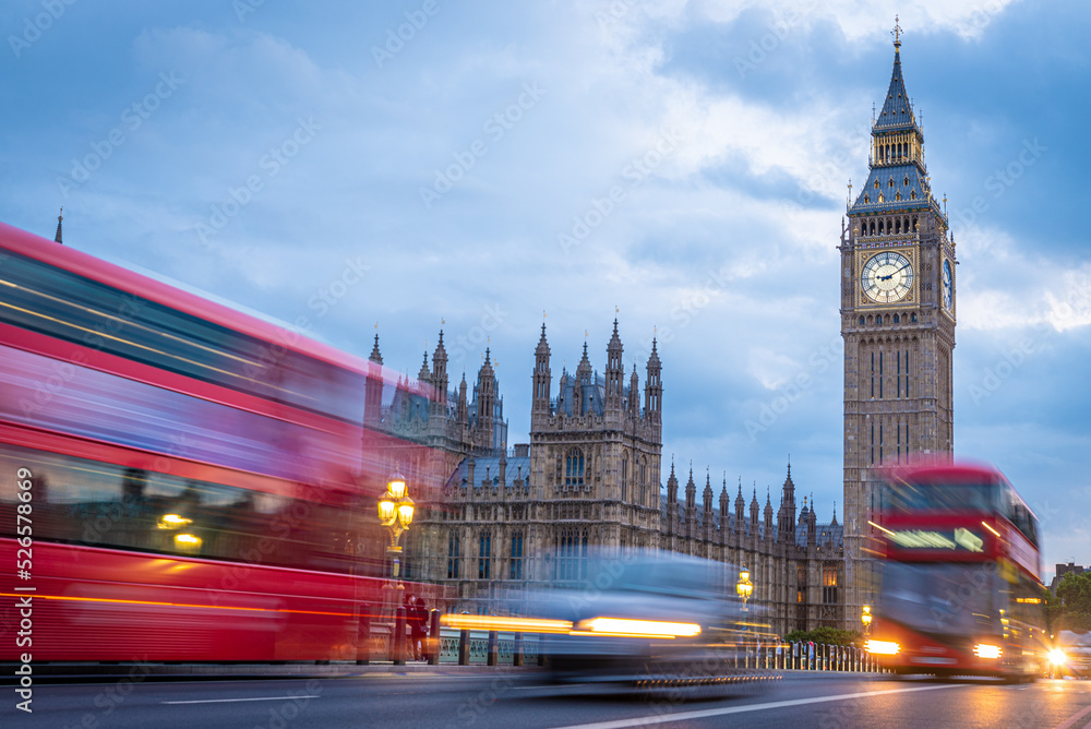 Big Ben und Doppeldeckerbus in London zur Blauen Stunde