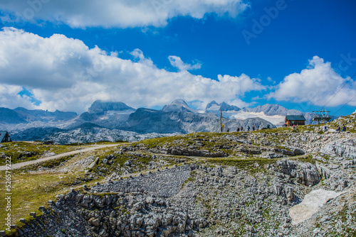Wanderweg mit Sicht auf Gletscher im Dachsteingebirge