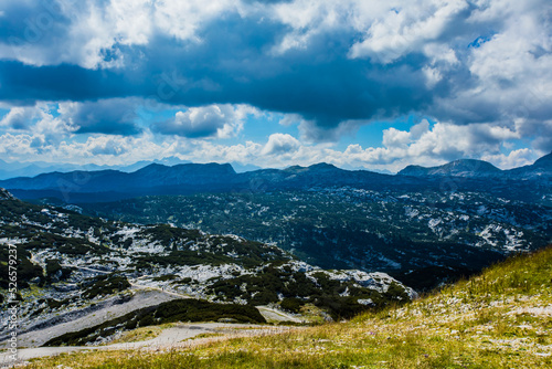 Fernblick vom Krippenstein auf entfernte Bergketten © Vanell