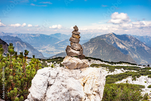 Steinturm mit Gebirgskette im Hintergrund © Vanell