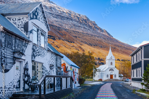 die kleine Stadt Seyðisfjörður liegt direkt am Fjord in einer unglaublichen Natur. Seydisfjordur