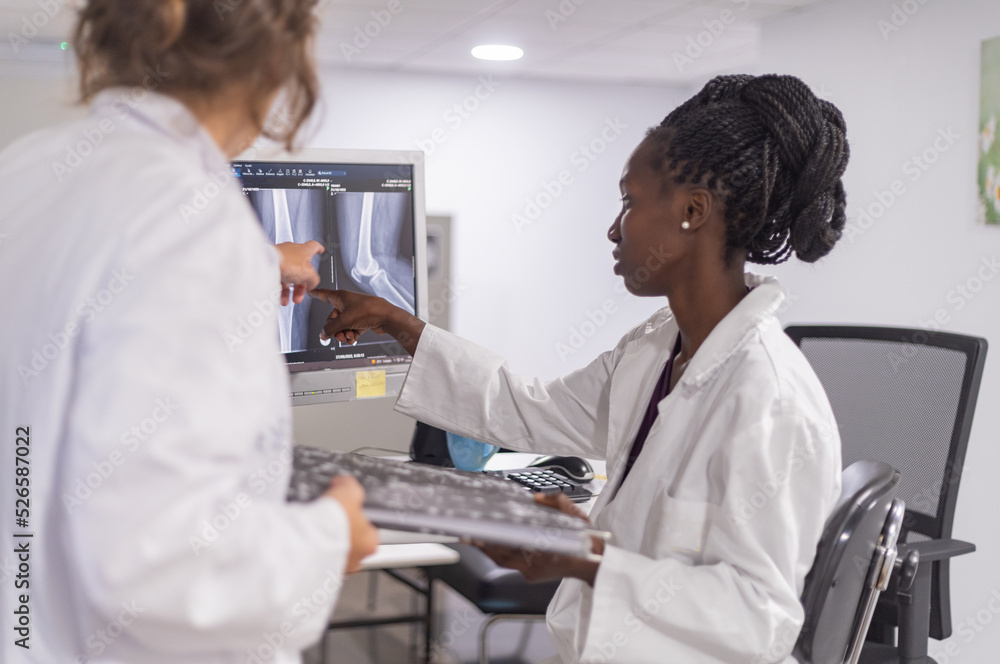 Obraz premium Medical officers consulting each other on x ray results