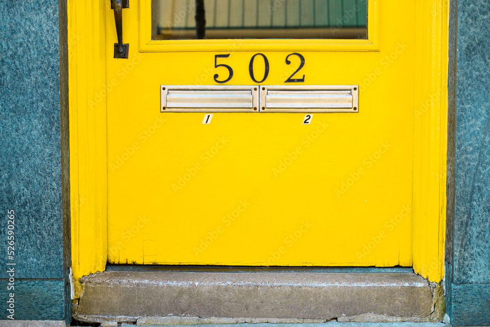 黄色のドア