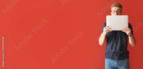 Shocked young man with lapt...