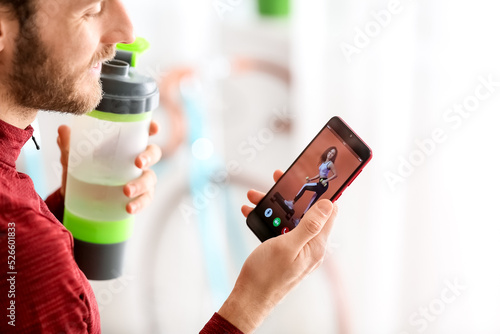 Sporty man with phone and b...