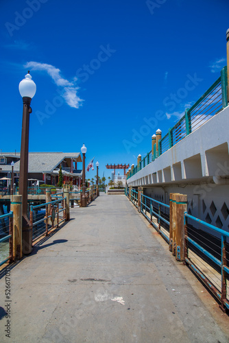 Canvas Print a gorgeous summer landscape at the Redondo Beach Pier with people walking along