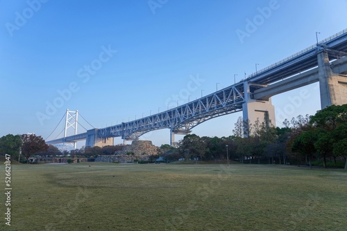 公園から見上げる巨大な瀬戸大橋の情景＠香川