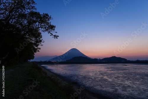 水が抜かれた池と夜明け前の讃岐富士のコラボ情景＠香川