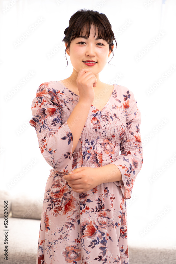 自宅での若い女性 自宅での若い女性