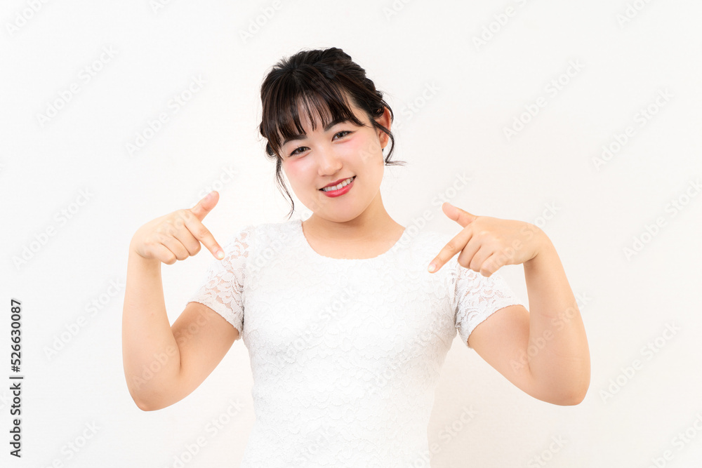 指差し紹介する若い女性
