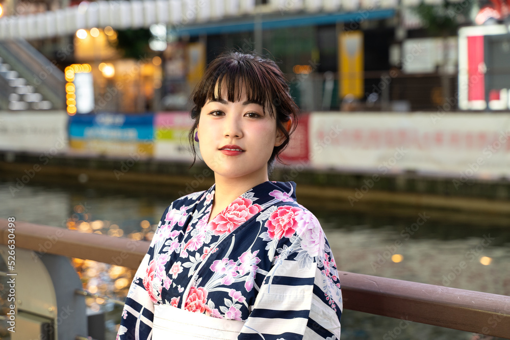 Fototapeta premium 道頓堀川で夕涼みする浴衣の女性