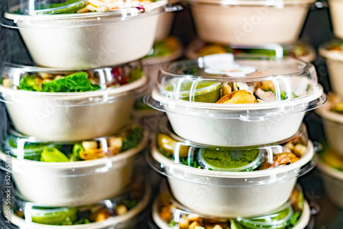 Fotografija Ready to eat meals displayed in a commercial refrigerator