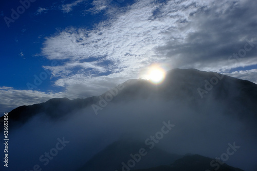 朝日と雲海の赤石岳。南アルプスの絶景トレイル。日本の雄大な自然。百名山。