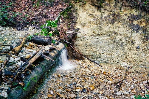 Kleiner Wasserfall über eine Stufe im Waldbach photo